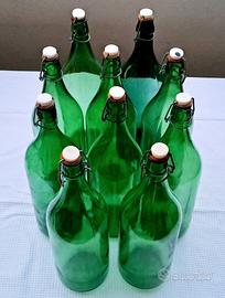 Bottiglioni verdi in vetro