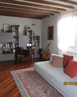 libreria moderna di design in vero legno 