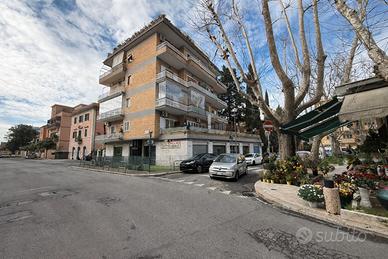 Montemario - negozio con sette vetrine angolari