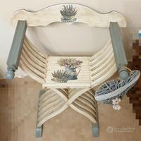 Antica sedia Savonarola in legno decorata