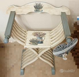 Antica sedia Savonarola in legno decorata