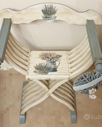 Antica sedia Savonarola in legno decorata