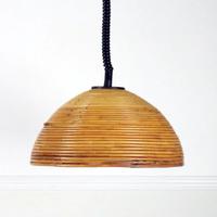 Una grande lampada a sospensione in rattan anni 60