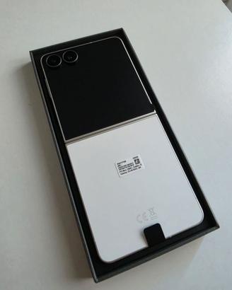 Samsung Galaxy Z Flip 8 256 GB con 12 GB RAM.