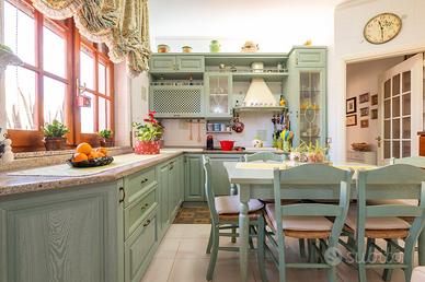 Cucina completa di elettrodom con tavolo e 6 sedie