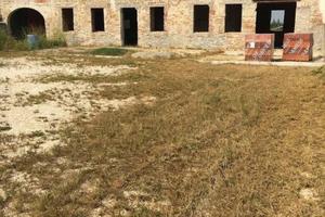 CASALE SU DUE PIANI DA RIFINIRE CON AMPIO GIARDINO