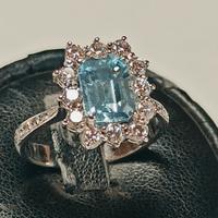 Anello Oro bianco, Diamanti e Topazio azzurro 