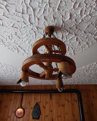 Lampadario in legno