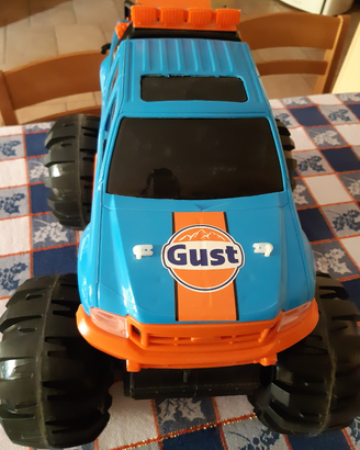 Macchina monster truck