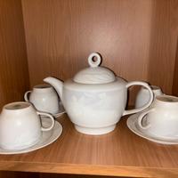 1 teiera con coperchio + 4 tazze con piattini