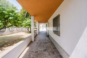 Villa bifamiliare con due appartamenti e garage