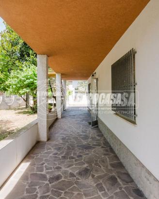 Villa bifamiliare con due appartamenti e garage