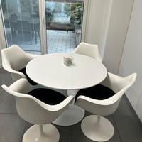 Tavolo rotondo con quattro sedie