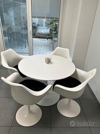 Tavolo rotondo con quattro sedie