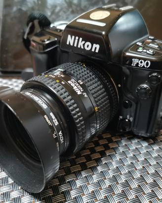 NIKON F90 con Obiettivo 35/70 mm. 