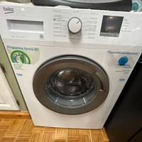 Lavatrice nuova ancora con pellicola