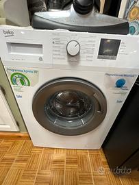 Lavatrice nuova ancora con pellicola