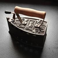 Ferro da stiro a carbone fine '800 in ghisa