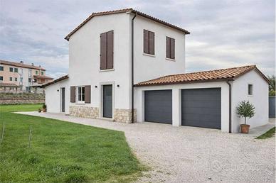 Rustico / Casale di 130 m² con 4 locali a Lucca