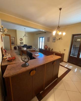 Arredo ufficio in legno castagno