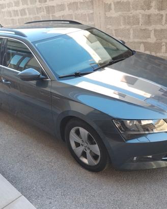 Skoda Superb 2.0 TDI DSG Wagon Style