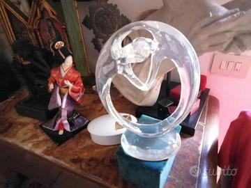 Scultura il bacio in plexiglass provenienza Dubai