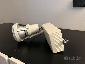 Illuminazione con faretti alogeni sui binari