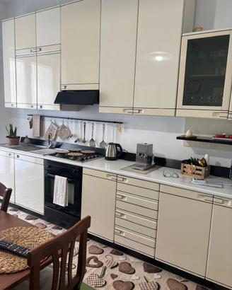 Cucina, salone e camera da letto