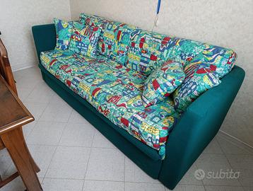 Divano letto e tavolo con sedie