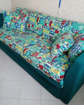 Divano letto e tavolo con sedie