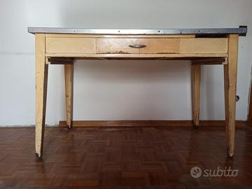 Tavolo Luigi Filippo 1870/80 con piano in formica