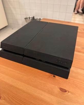 PS4 500GB (senza joypad) con CAM + giochi