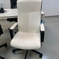 Sedie girevoli bianche e nere per ufficio