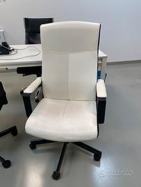 Sedie girevoli bianche e nere per ufficio