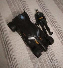 Batman e la sua macchina 