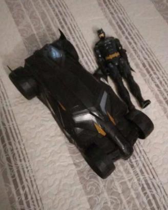 Batman e la sua macchina 