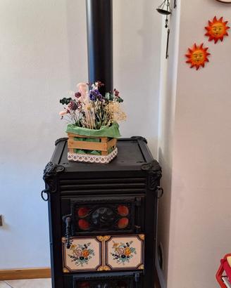 Stufa a legna con inserti decorativi