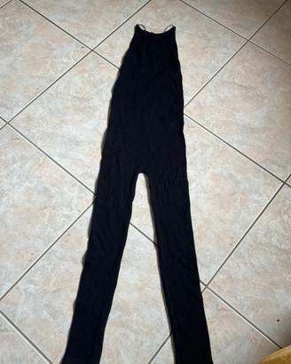 Tuta nera elegante con schiena scoperta Zara