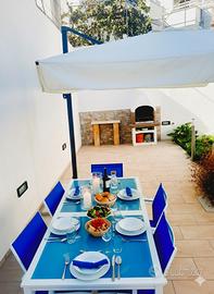 Bilocale con ampio spazio esterno a 100 m dal mare