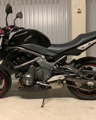 Kawasaki ER-6n anno 2011, naked, Nera-Rosso
