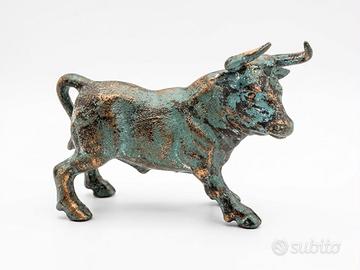 Scultura antica di toro da combattimento in bronzz