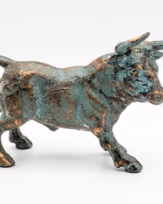 Scultura antica di toro da combattimento in bronzz