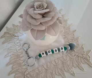 realizzo portachiavi  o portaciuccio  con nomi