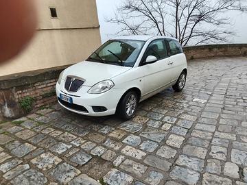 Lancia y 
