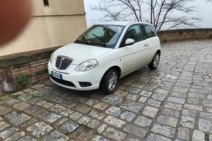 Lancia y 
