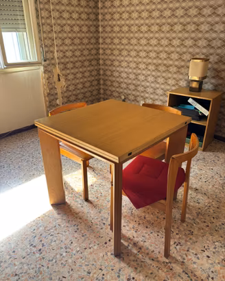 Tavolo da soggiorno con 4 sedie
