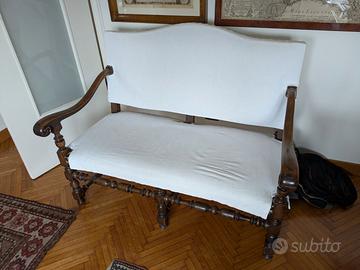 Divano barocco in noce, motivo rocchetto