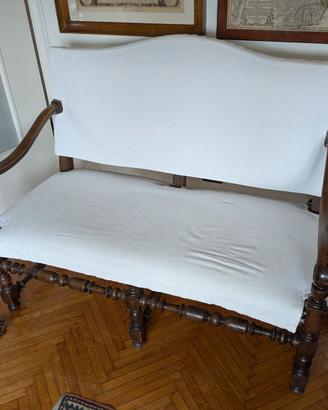 Divano barocco in noce, motivo rocchetto