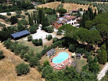 Rustico / Casale di 647 m² con più di 5 locali e b