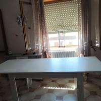 Tavolo con 4 sedie più mobile